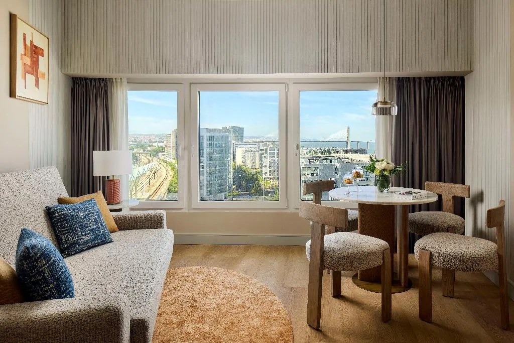JUNIOR SUITE RIVER VIEW Room, Tivoli Oriente Lisboa Hotel, Lisbon