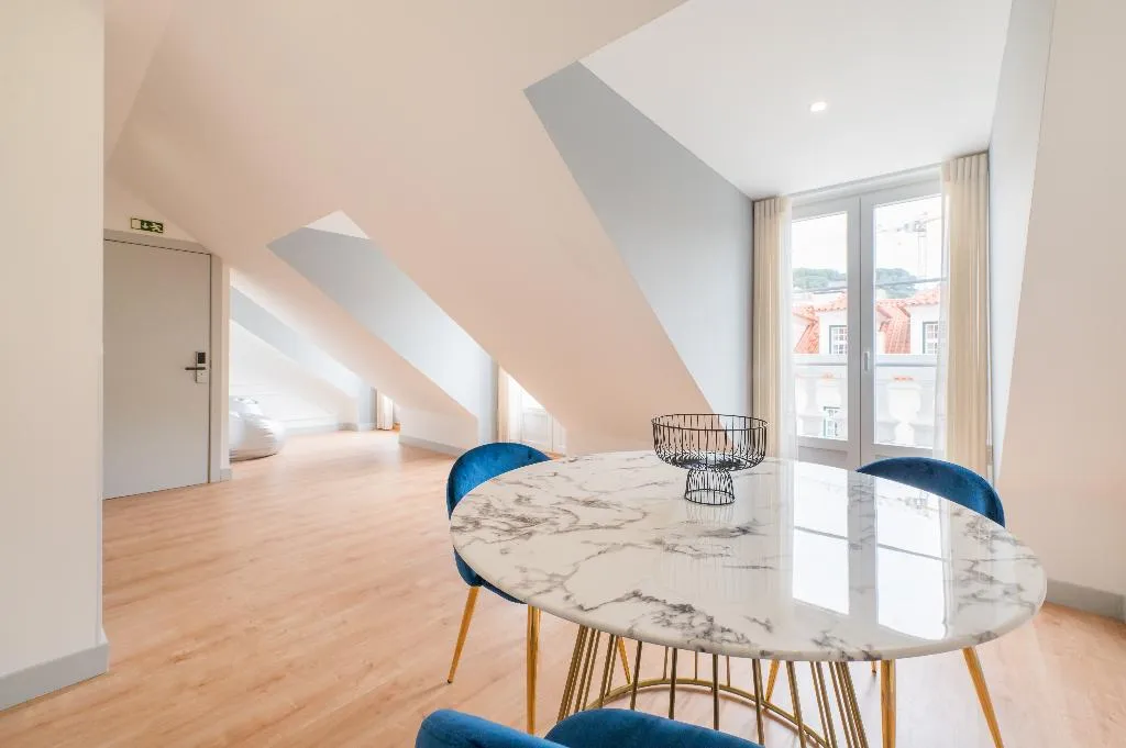 APARTMENT PENTHOUSE Room, Via Augusta 129, Lisbon