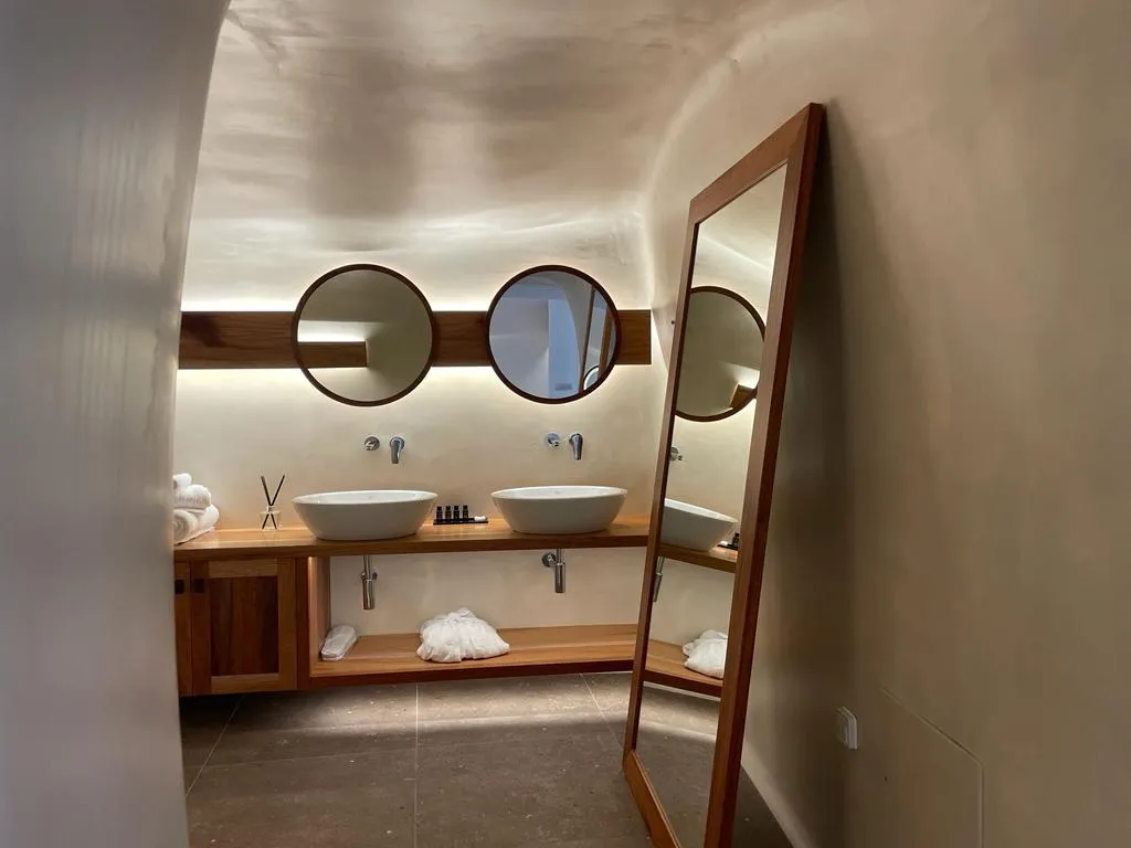 SUITE THREE BEDROOMS TWO BATHROOMS Room, Victoria Caves, Santorini