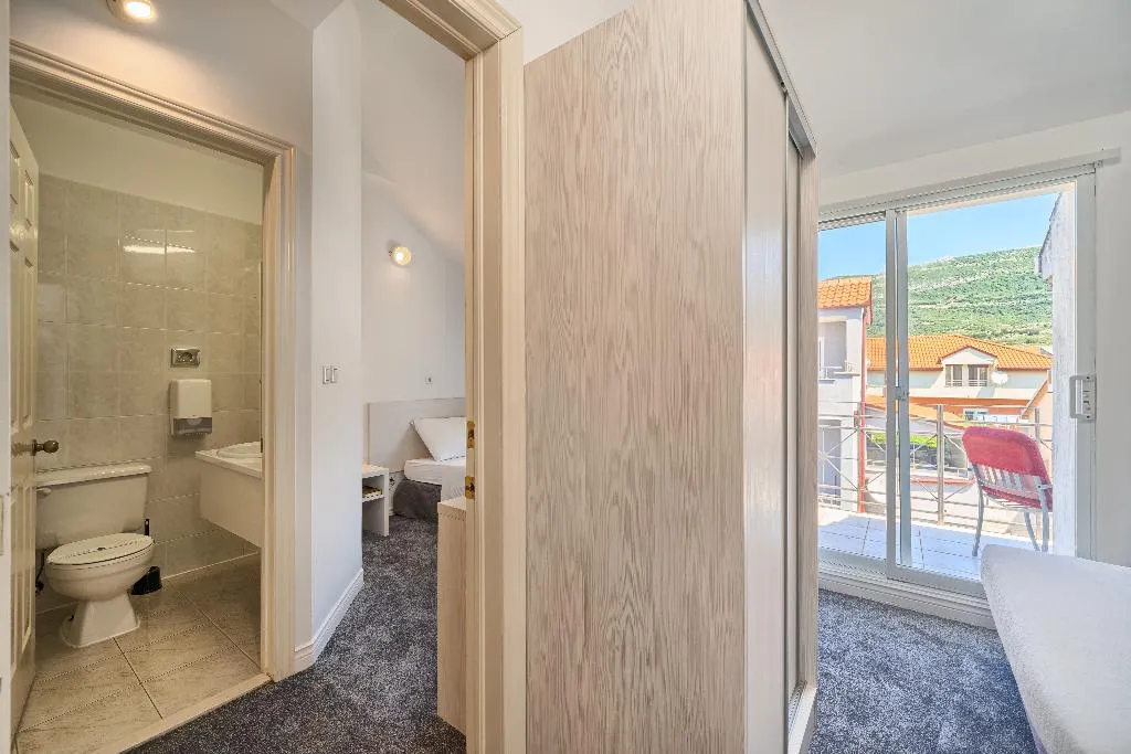 FAMILY ROOM ONE BEDROOM TWO BATHROOMS Room, Hotel Kastel, Split