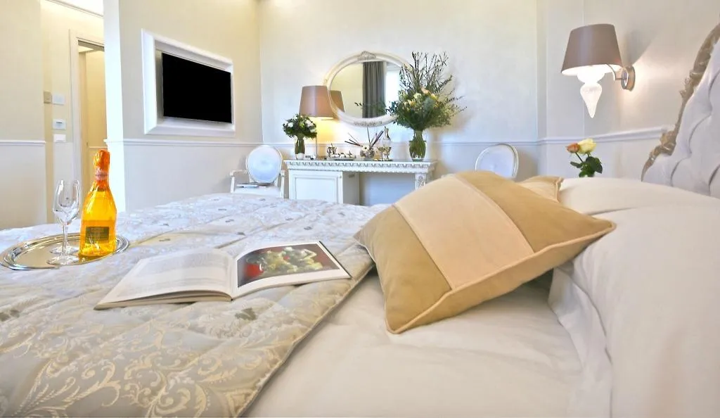 DOUBLE DELUXE QUEEN BED Room, The Moon Boutique Hotel, Florence