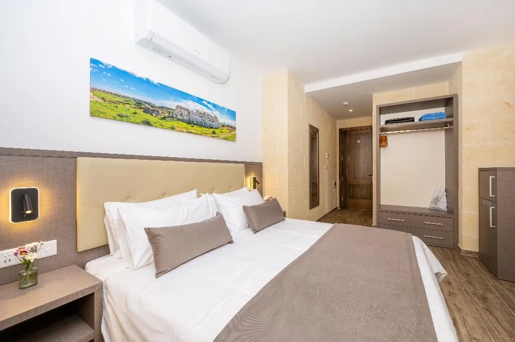DOUBLE WITH BALCONY Room, C4 Retreats Gozo, Gozo
