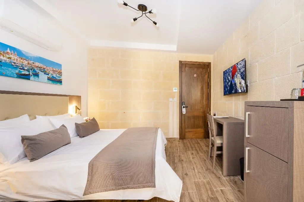 DOUBLE WITH BALCONY Room, C4 Retreats Gozo, Gozo