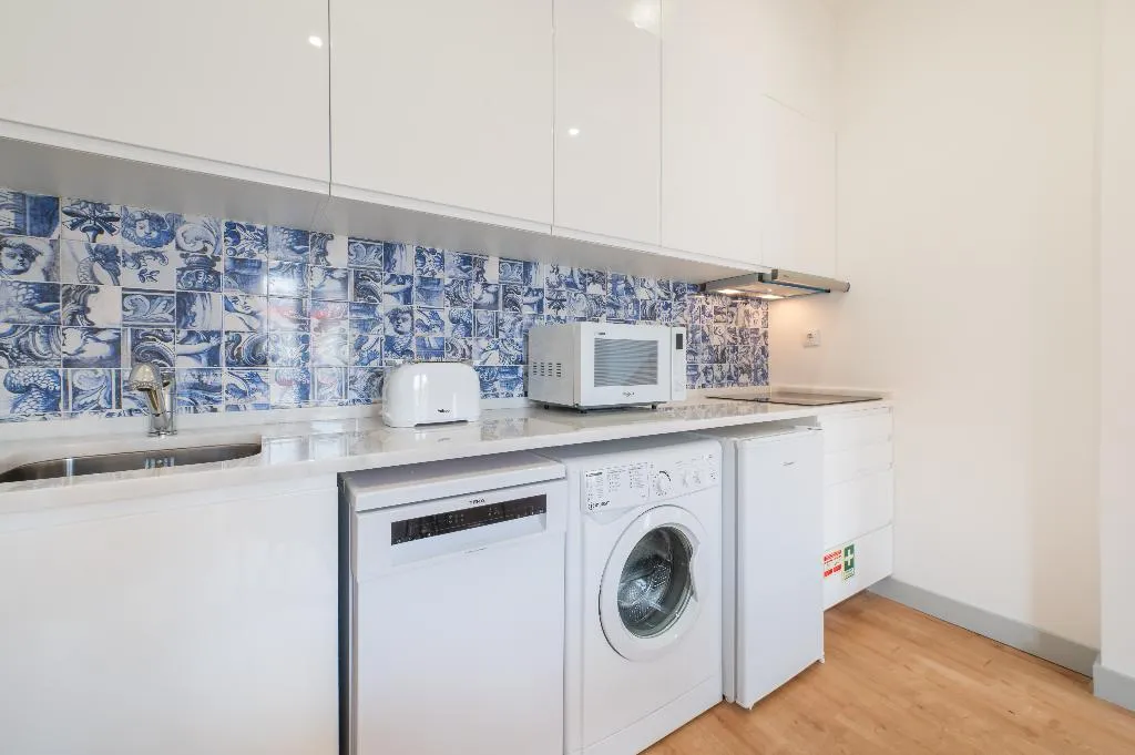 APARTMENT PENTHOUSE Room, Via Augusta 129, Lisbon