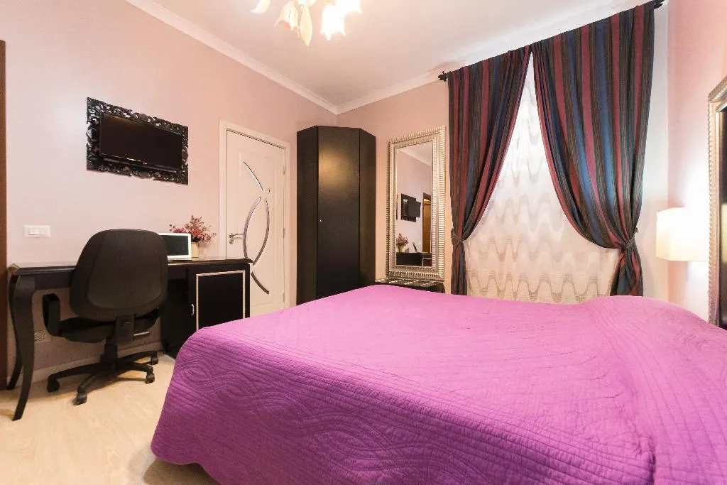 Room, Ai 7 Scalini, Naples