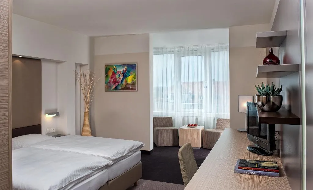 DOUBLE DELUXE Room, Estrel Hotel Berlin, Berlin