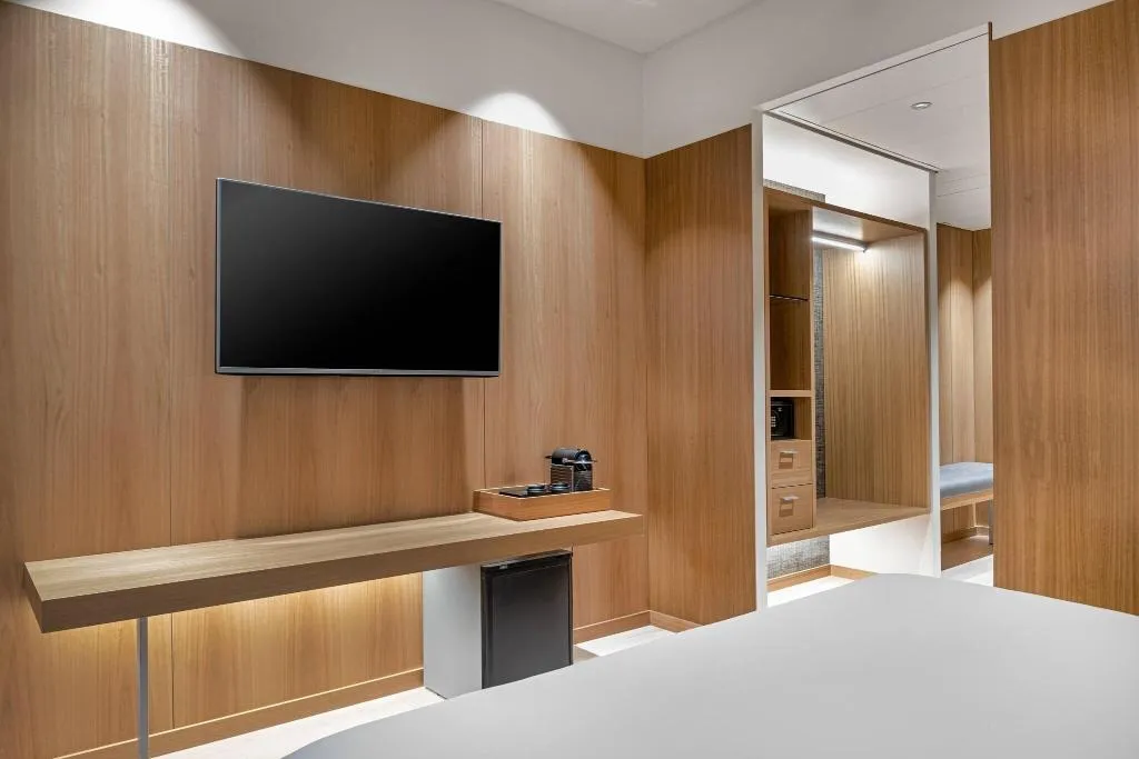 DOUBLE SUPERIOR KING BED Room, AC Barcelona Diagonal D'Illa, Barcelona