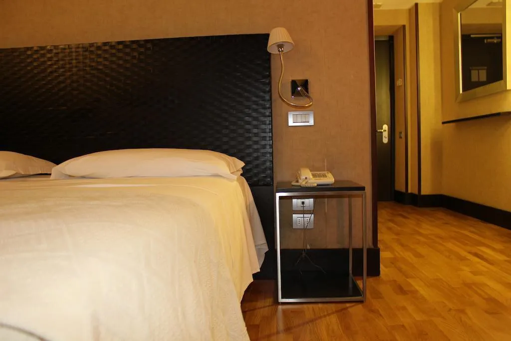 Room, MH Design, Naples