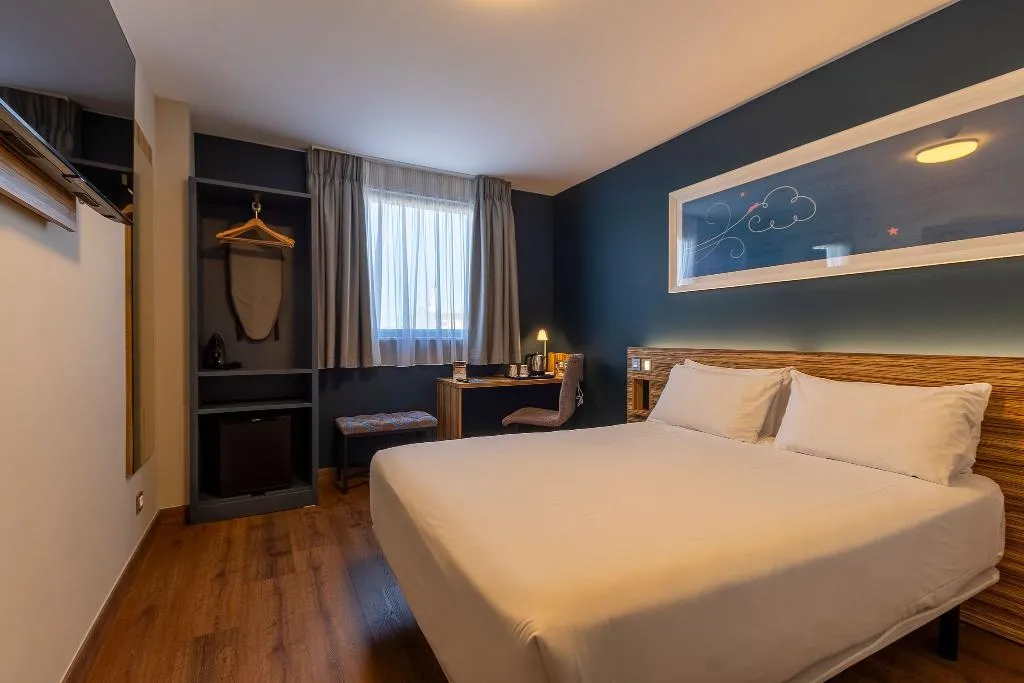 DOUBLE CAPACITY 1 Room, Travelodge Barcelona Poblenou, Barcelona