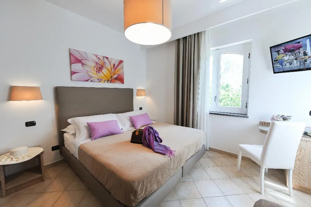 TRIPLE GARDEN VIEW Room, Relais Francesca, Naples