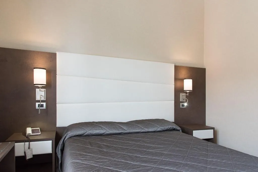 DOUBLE SINGLE USE QUEEN SIZE BED Room, Reginna Palace, Naples
