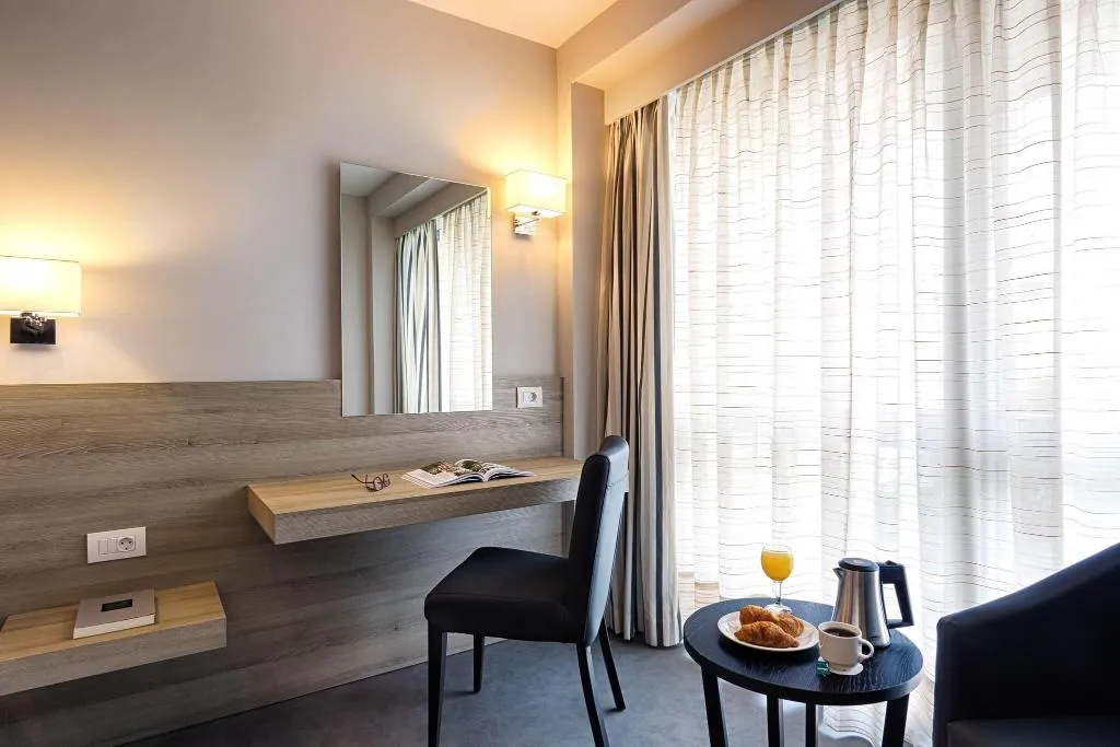 Room, Stanley, Athens