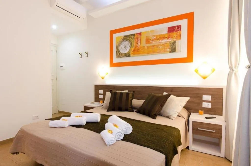 Room, Gemme Di Roma, Naples