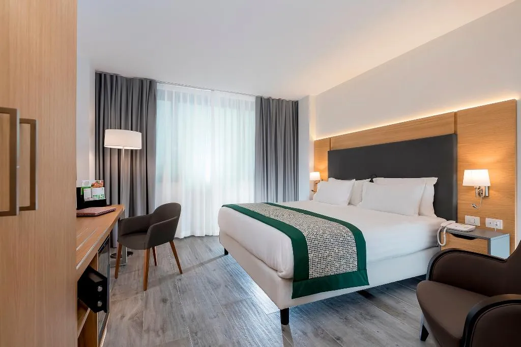 DOUBLE PREMIUM KING BED Room, Holiday Inn Naples, Naples