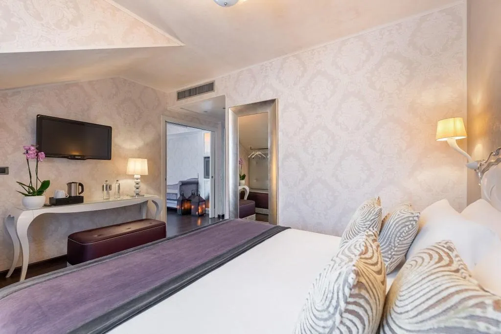 SUITE WITH DOUBLE BED Room, Carnival Palace, Venice