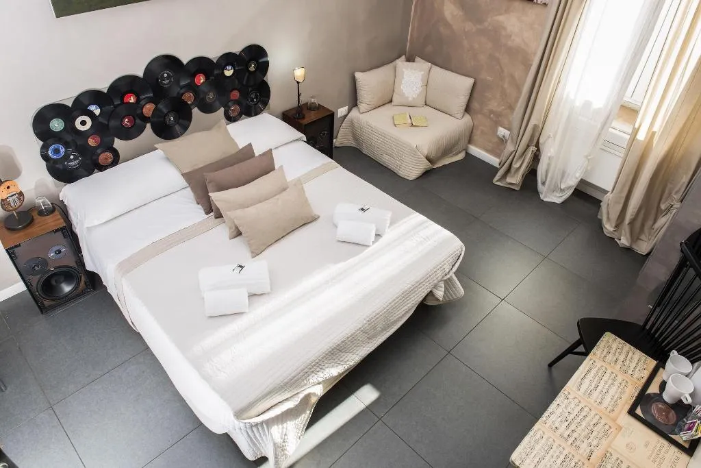 Room, Bed & Breakfast Le due civette, Naples