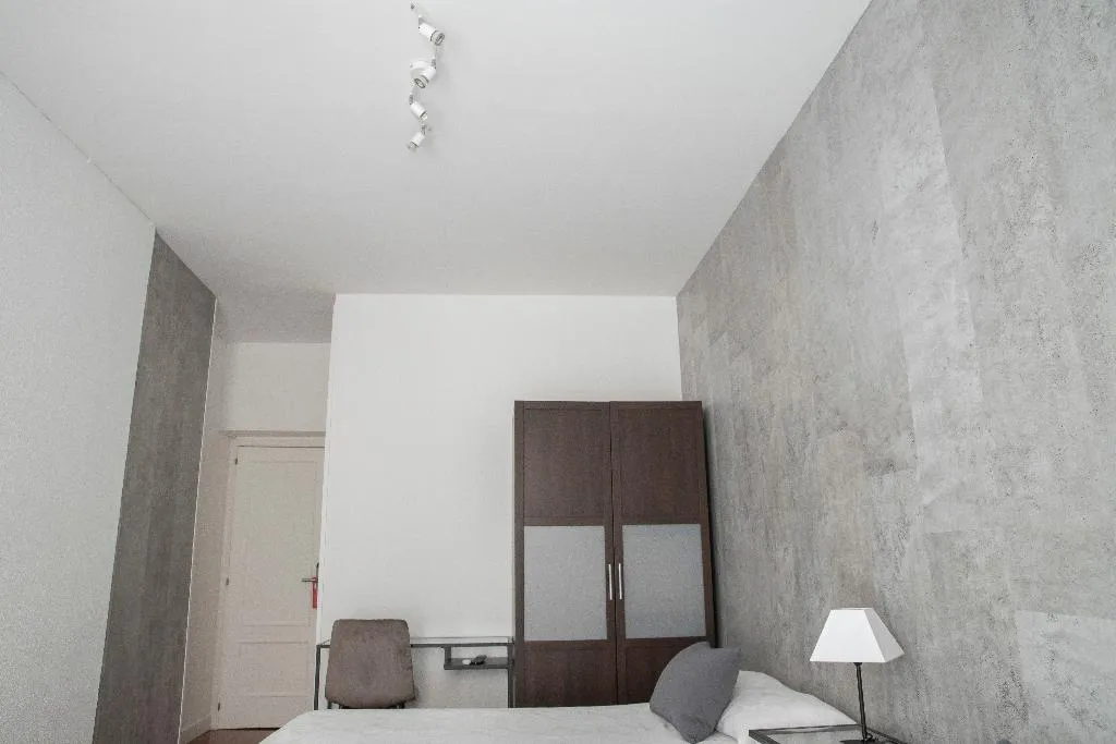 Room, Tokio, Madrid