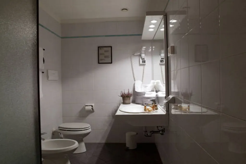 Room, Montini, Milan