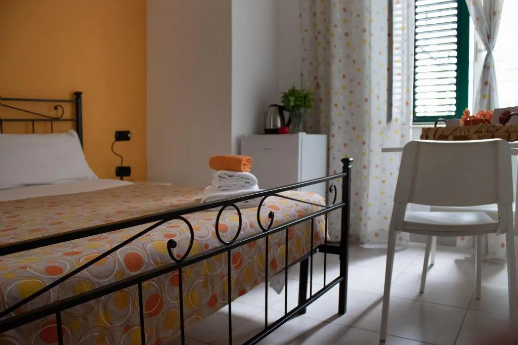 Room, Pomodoro B&B, Naples