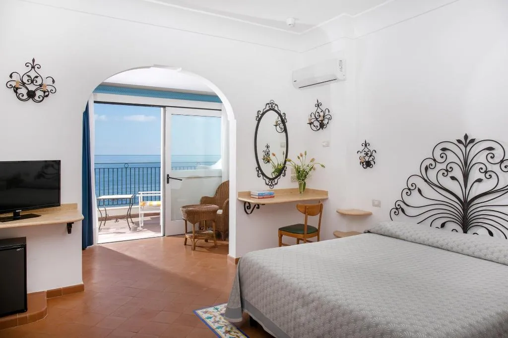 Room, Pupetto, Naples