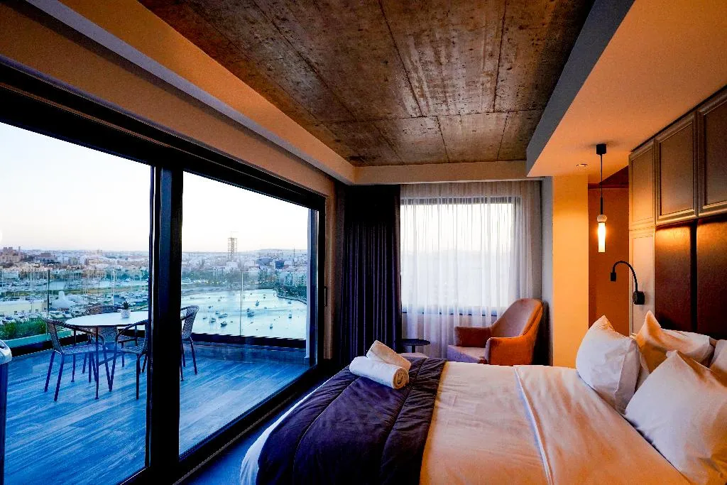 SUITE KING BED WITH JACUZZI Room, The Londoner Hotel Sliema, Malta
