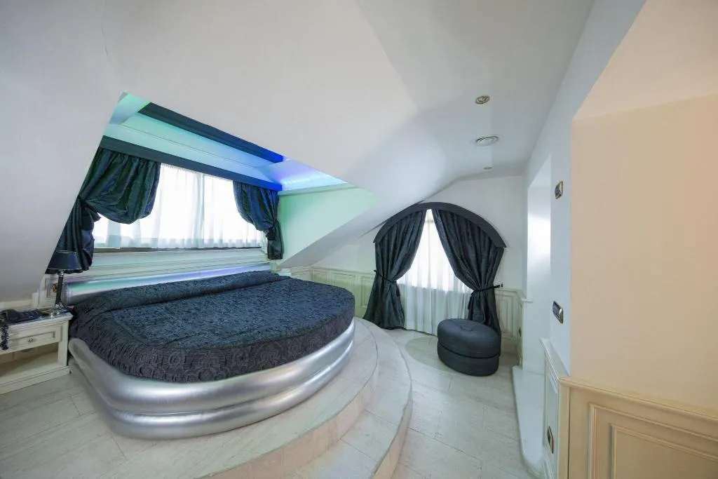 Room, Mancini Park, Rome