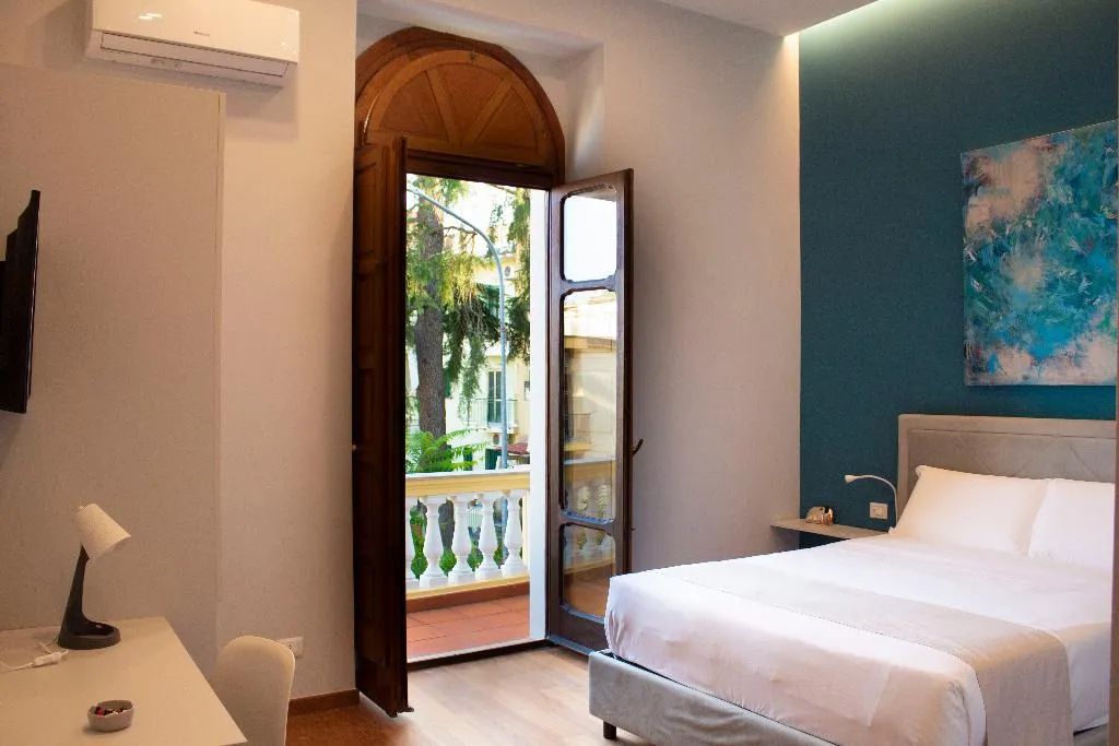 DOUBLE DELUXE KING BED Room, Relais Villa Montedonzelli, Naples