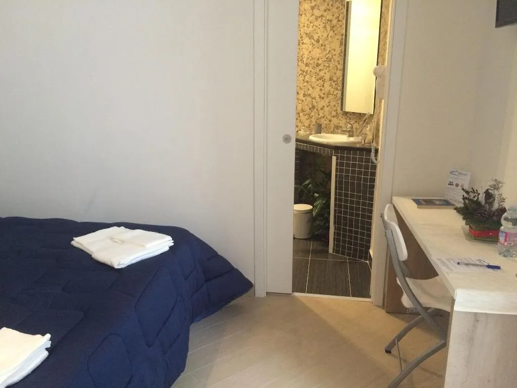 Room, Base Napoli B&B, Naples