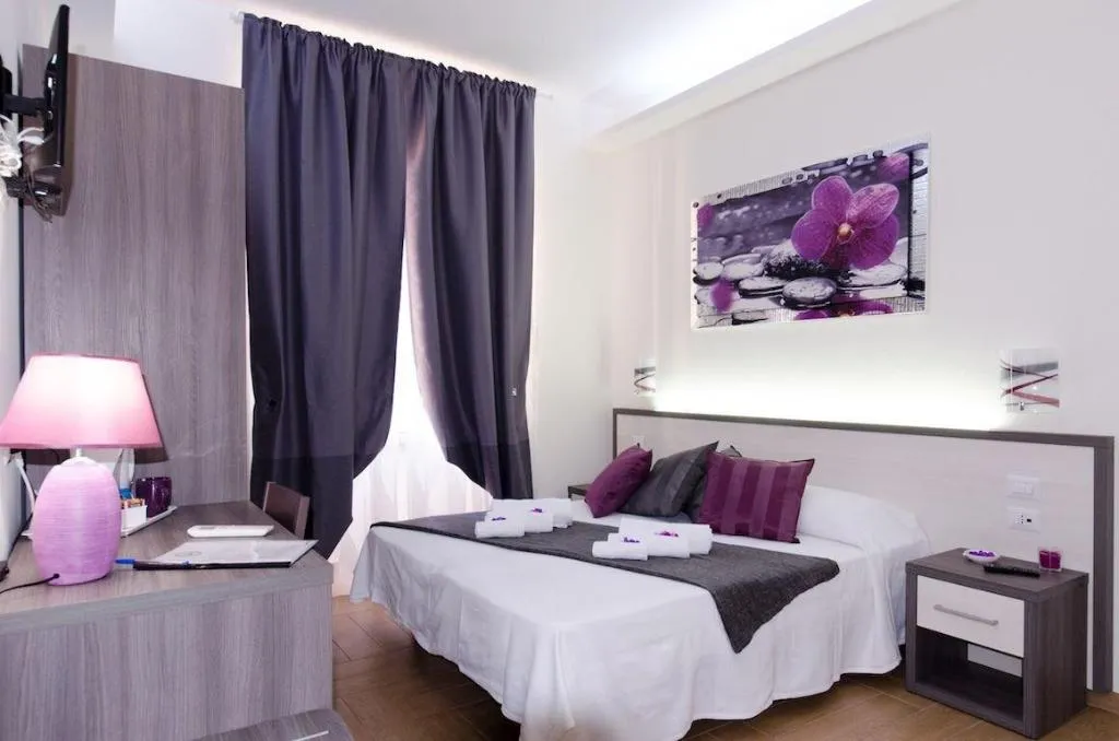 Room, Gemme Di Roma, Naples