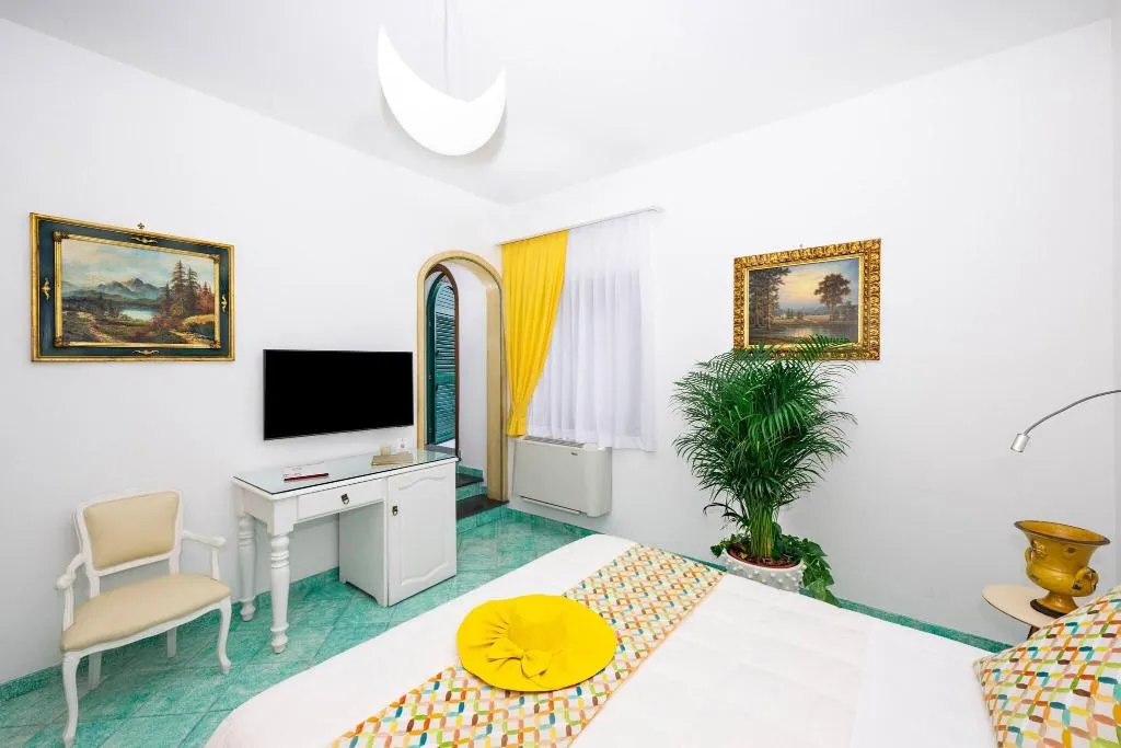 DOUBLE PARTIAL SEA VIEW Room, Hotel Royal Prisco, Naples