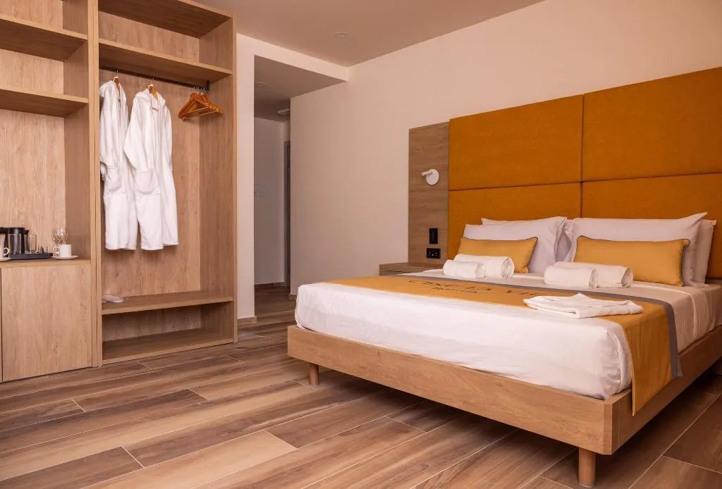 Room, C'est La Vie Boutik Swieqi, Malta