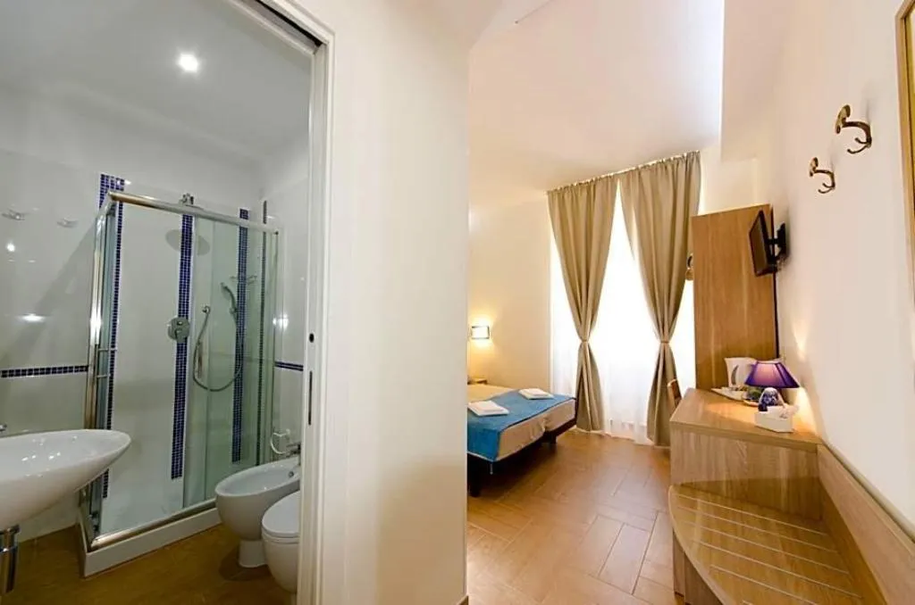 Room, Gemme Di Roma, Naples