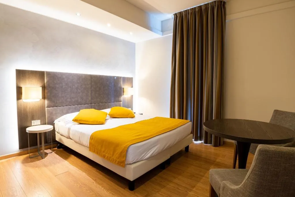 DOUBLE KING SIZE BED Room, Hotel Como, Milan