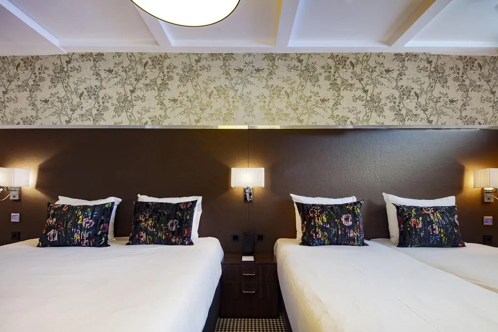 QUADRUPLE basement Room, Boutique Hotel Notting Hill, Amsterdam