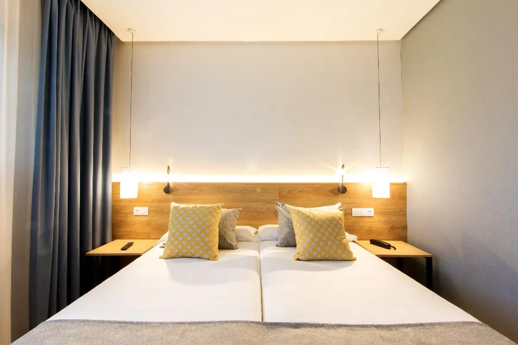 DOUBLE QUEEN SIZE BED Room, Porcel Aida, Madrid