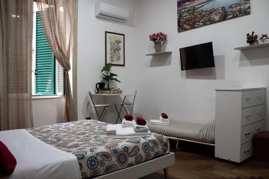 Room, Pomodoro B&B, Naples