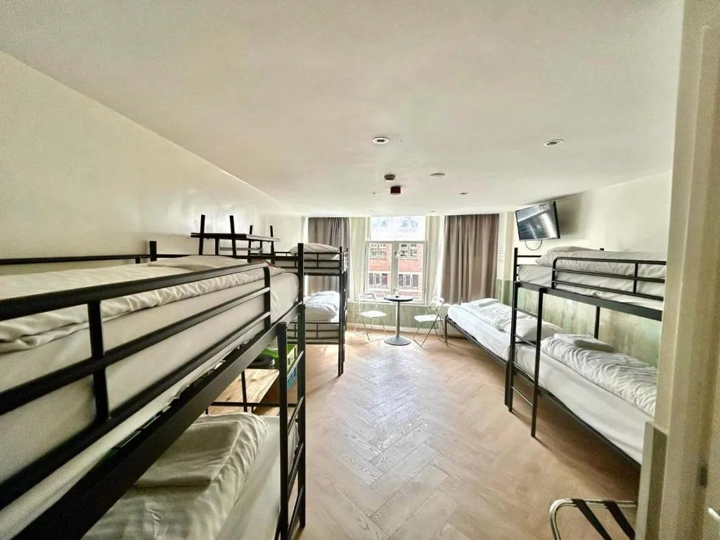 General view, Damrak-Inn, Amsterdam
