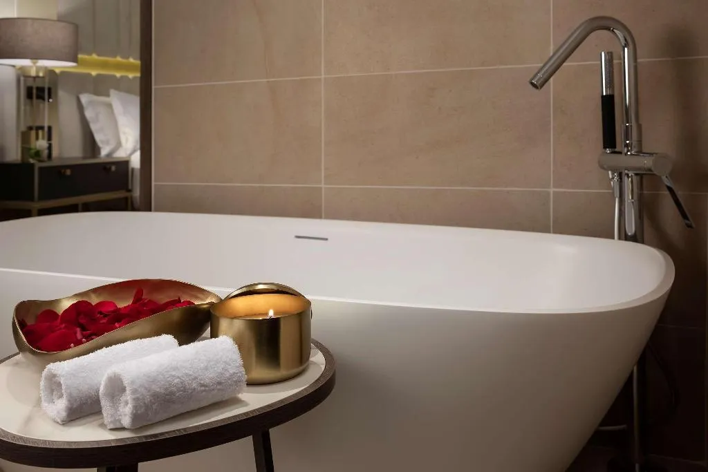JUNIOR SUITE STANDARD Room, Melia Castilla, Madrid