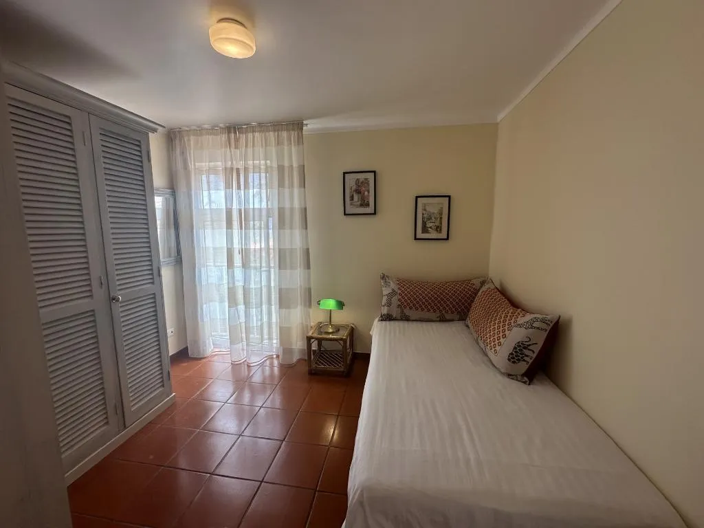 TRIPLE TWO BEDROOMS ONE BATHROOM Room, Inn & Art Hotel Gallery, Madeira