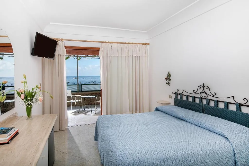 Room, Pupetto, Naples