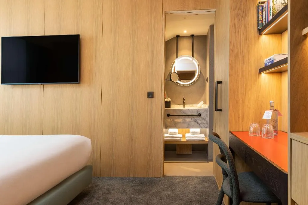 Room GUEST ROOM QUEEN BED Room, Arts Hotel Porto, Tapestry Collection By Hilton, Porto