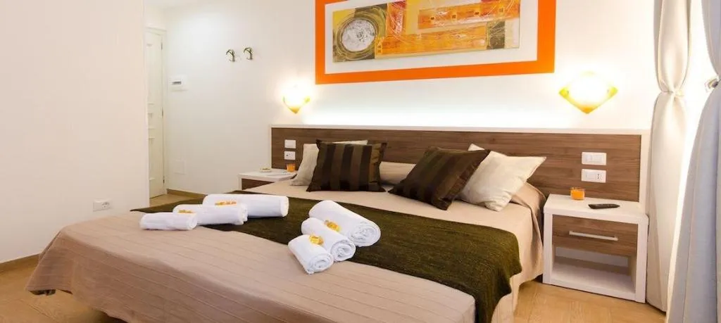 Room, Gemme Di Roma, Naples