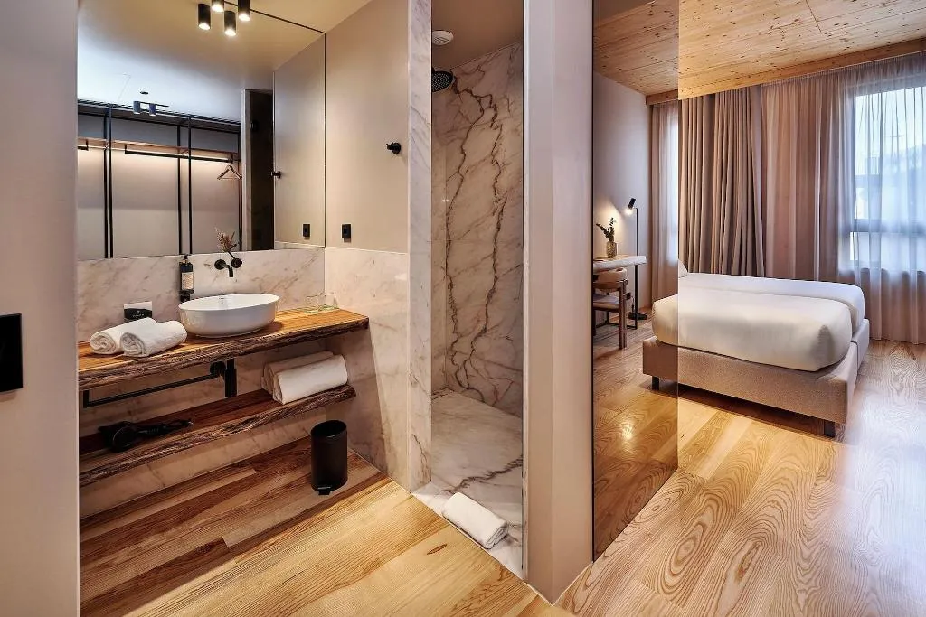 Room, The Log Porto Hotel, Porto