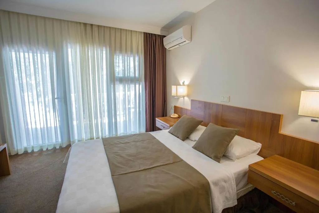 Room, Melis, Izmir