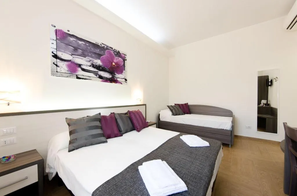 Room, Gemme Di Roma, Naples