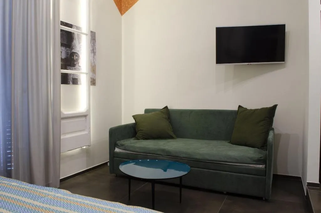 Room, Napoli Svelata, Naples