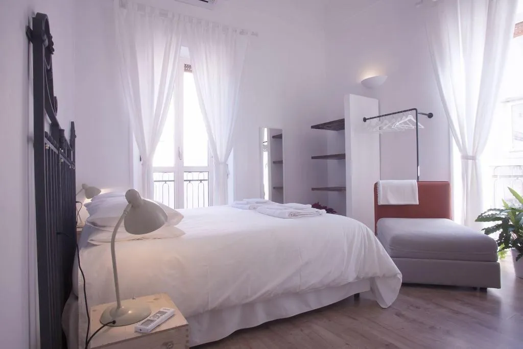 Room, B&B Università, Naples