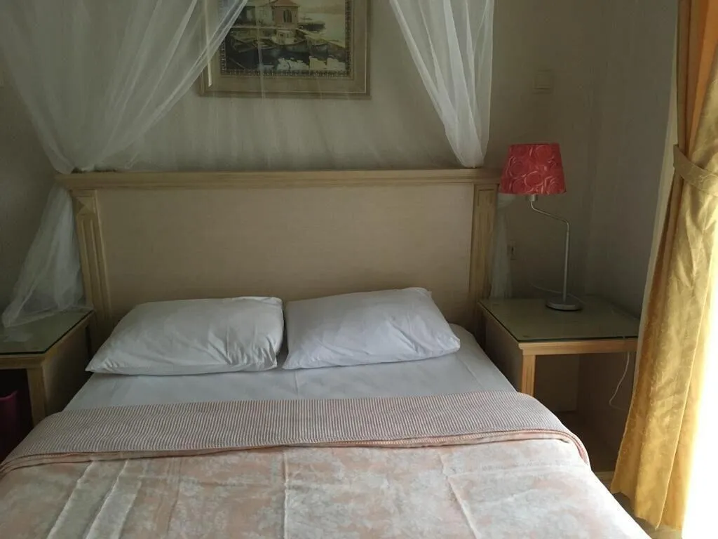 Room, Melaike, Izmir