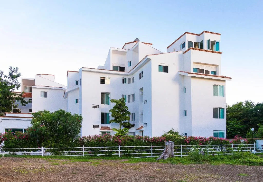 General view, Las Gaviotas Hotel and Suites, Cancun Area