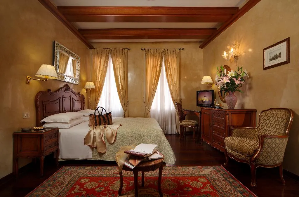 DOUBLE SUPERIOR Room, Hotel Bisanzio, Venice